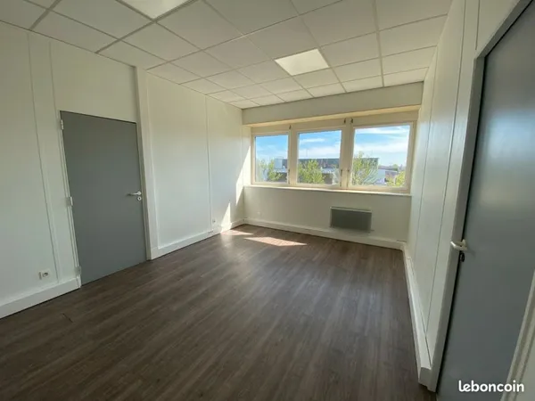 Bureaux à louer - 17 m² à 95 m²
