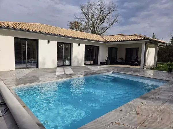 MAISON CONTEMPORAINE FACE A LA FORET
