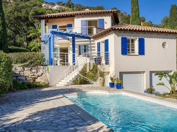 Maison moderne à vendre à La Croix Valmer bénéficiant d'une vue mer panoramique