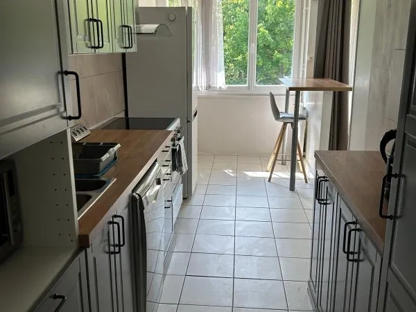 Bel appartement aéré et bien desservie