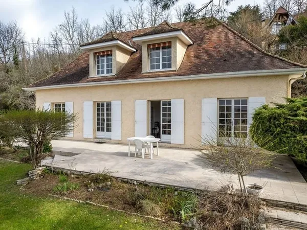 Maison spacieuse en Dordogne avec piscine, jardin et vue sur la vallée - à pied du centre du Bugue