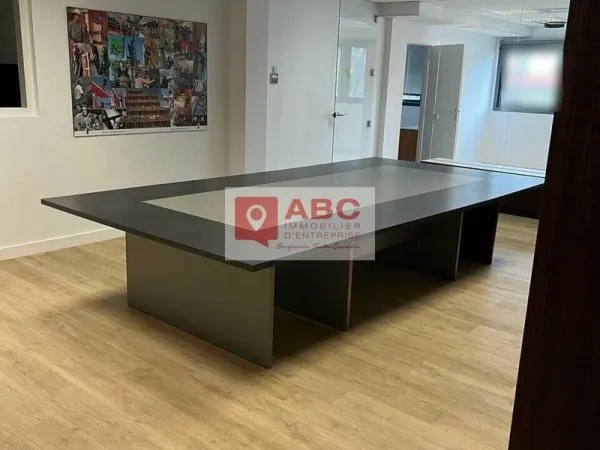 Bureau 235 m²