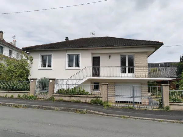 Maison individuelle de 126 m2 comprenant 4 chambres, séjour salon et grand sous sol garage.