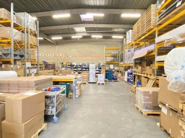 Local d'activité 692 m²