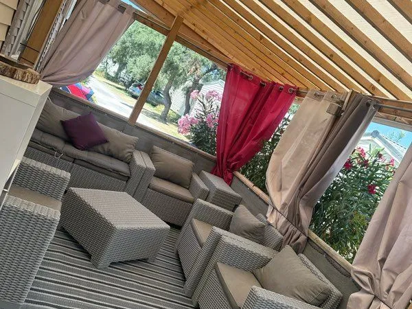 Mobil-home SUN ROLLER 38m² sur parcelle en camping - tout équipé