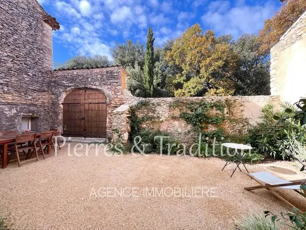 St Saturnin les Apt, authentique maison de hameau en pierre entièrement rénovée avec cour