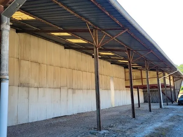 Entrepot - local industriel - hangar - auvent - bâtiment- garage - Avant toit