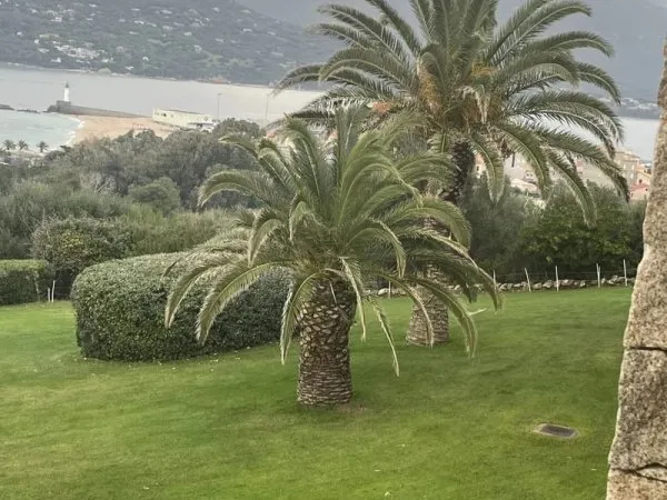 Résidence hôlelière - bord de mer - Corse-du-Sud.