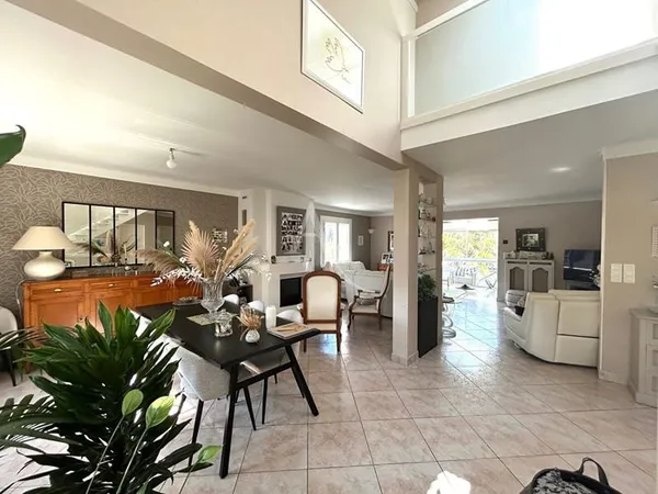 Maison 8 pièces 247 m²