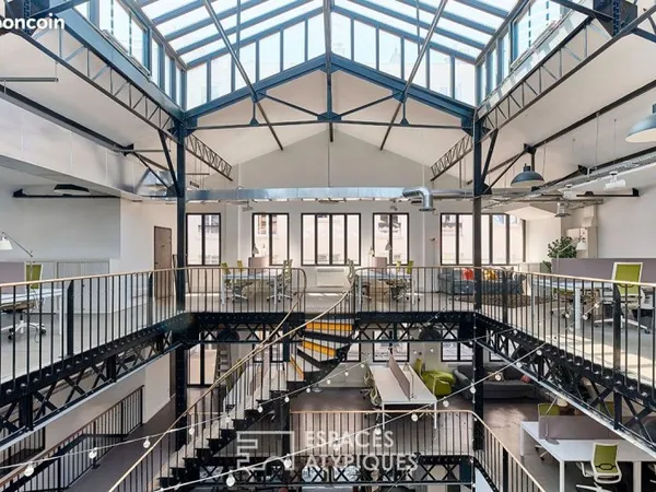 Local 1031 m² PARIS