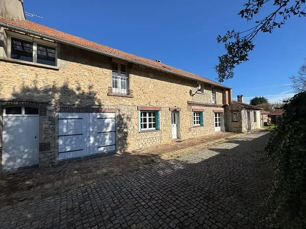 Ancien Corps de ferme du 19ème siècle rénové avec beau terrain centre de Garancières 7 pièces 210 m2