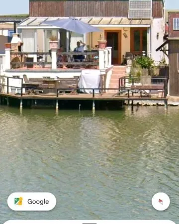 Maisonnette au bord de l'étang