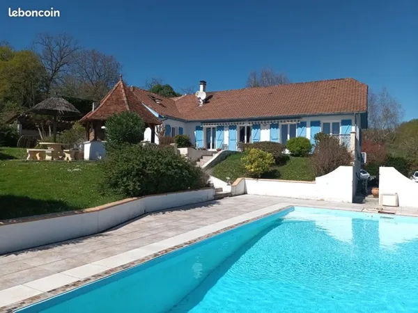 Belle maison de 175m2 (Au sol 209m2) - 5ch - Terrain de 7800m2 - Piscine - Dépendances