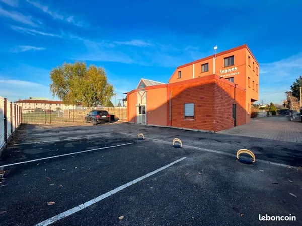 Bureaux avec garage / dépôt à louer