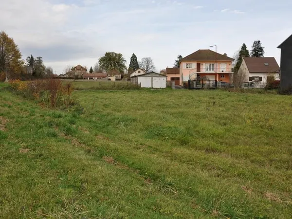 Beau terrain à bâtir de 2622 m2 à LE MAYET-DE-MONTAGNE