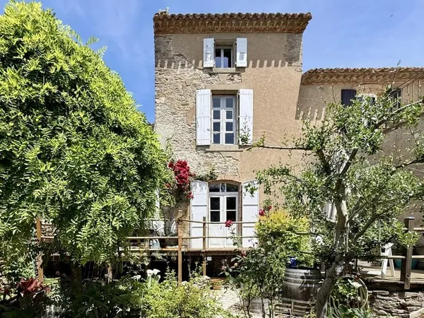Propriété en pierre atypique de caractère avec jardin paysager et appartement indépendant