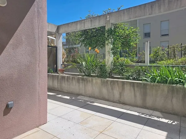 STUDIO RENOVE AVEC GRANDE TERRASSE - VENCE