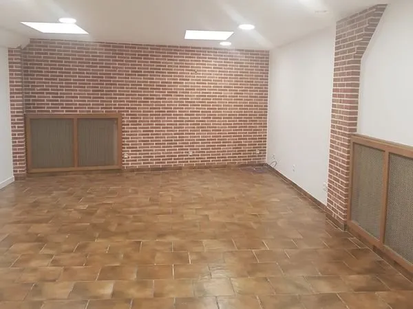 A louer bureau dans maison de ville au 1er etage