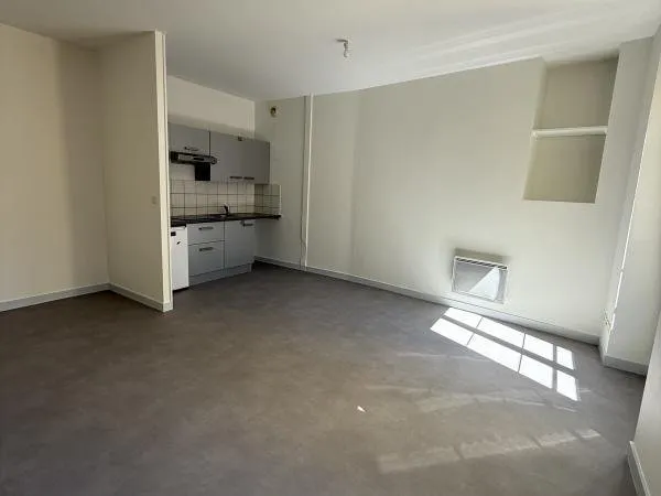 7/9 RUE LEON CORTIAL - F2 AU 2EME ETAGE GAUCHE - rénovation récente