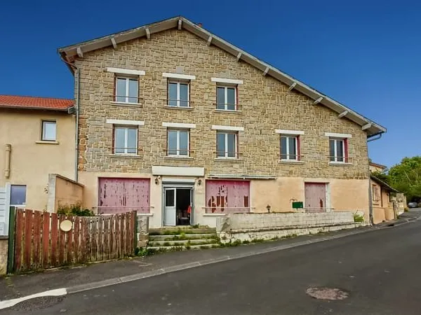 À VENDRE Immeuble ancien hôtel à rénover Saint-Genès-Cha