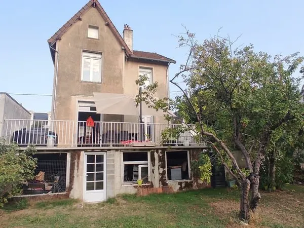 MAISON EN VILLE