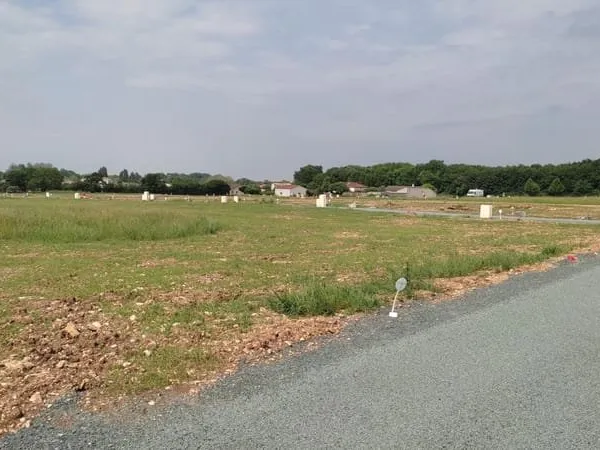 Terrain à bâtir de 343 m² à AIFFRES (79)