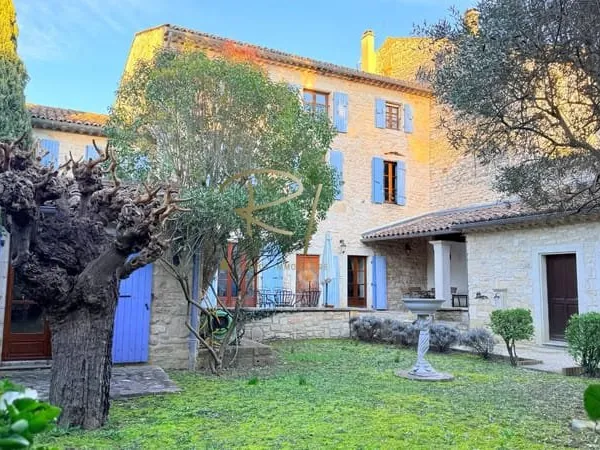 Mas en pierre d'exception au coeur du village Renaissance de