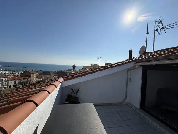 Charmant duplex traversant avec terrasse tropézienne vue mer.