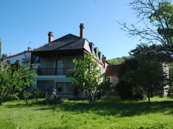 VENTE maison de 6 pièces (270 m2) et d'un local à SOUILLAC