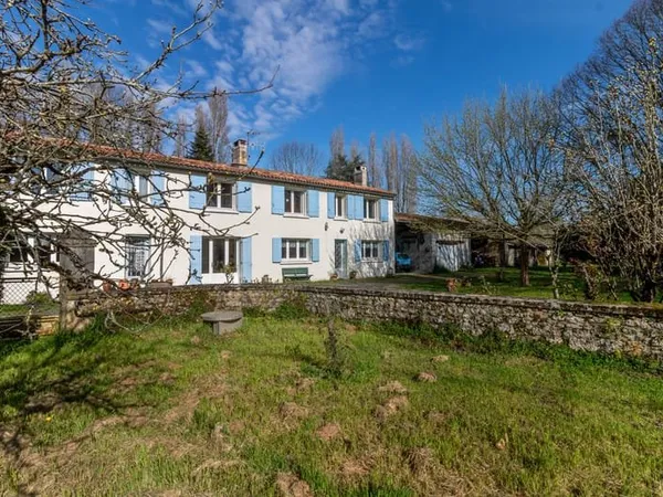 CHARENTAISE : 2 LOGEMENTS, DÉPENDANCES, TERRAIN 3 HA