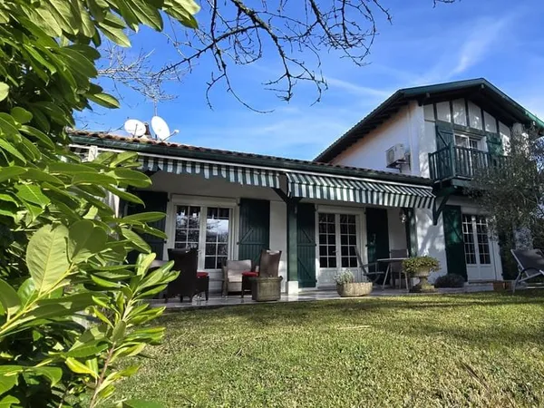 EXCLUSIVITÉ - Arbonne Proche du bourg - Villa basque 6 pièces