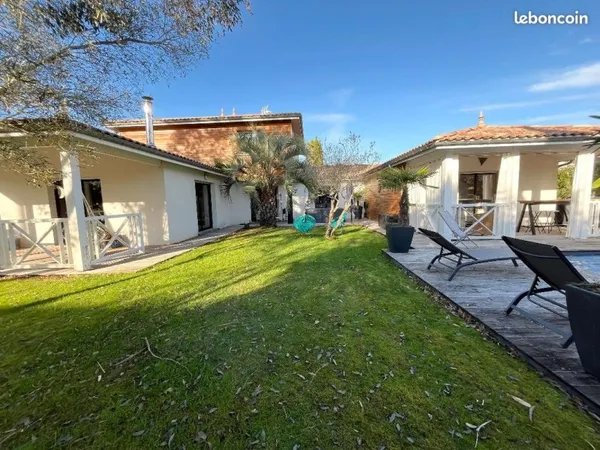 Villa avec patios de 210m2 6 chambres Piscine Garage sur terrain 905m2 sans vis-à-vis