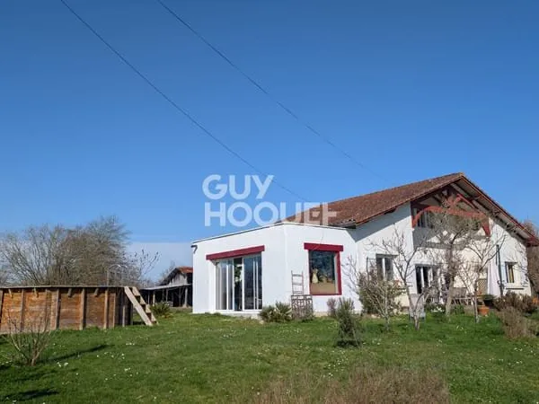 Propriété rénovée avec grand terrain, dépendances Cadre Privilégié