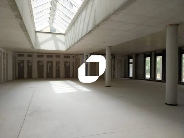 Local commercial 300 m²