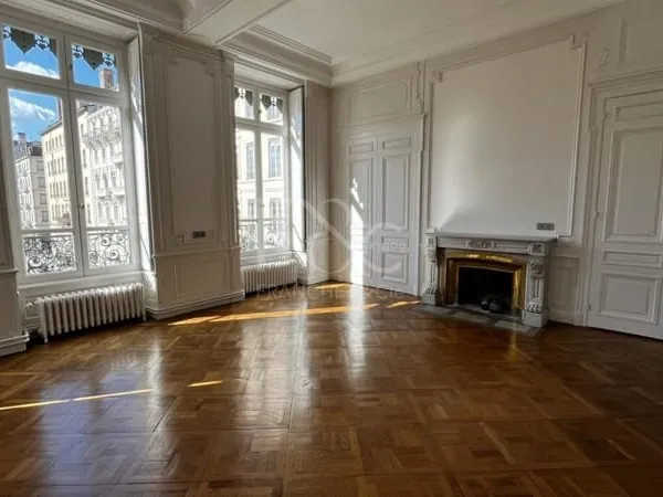 T6 rénové de 180 m² - place Carnot Lyon 2ème