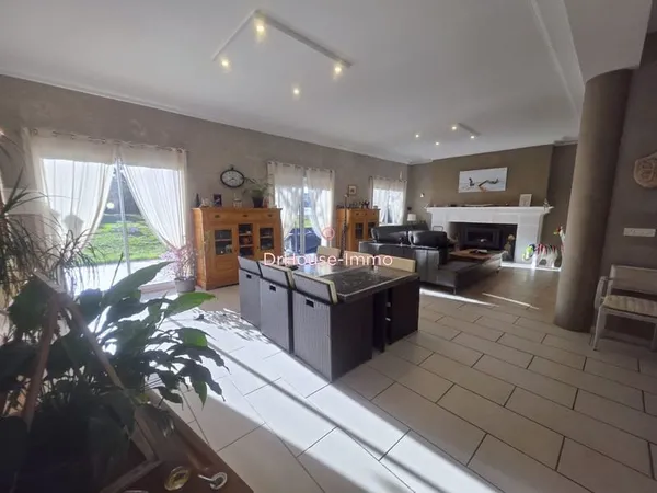 Maison de charme 198 m² avec piscine, dépendances et grand terrain Castelnau de Montmirail