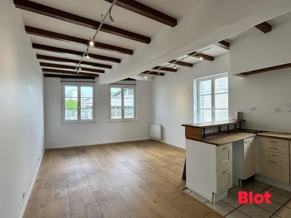 A LOUER RENNES - PLACE DES LICES APPARTEMENT 59m² - 2 CHAMBRES