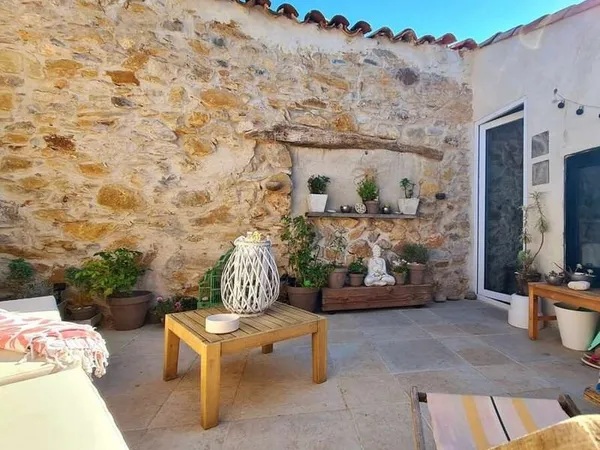 Charmante maison de village entièrement rénovée avec terrasse.
