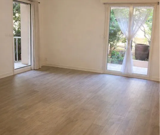 Location t2 avec jardin situé à Sanary sur mer plein centre