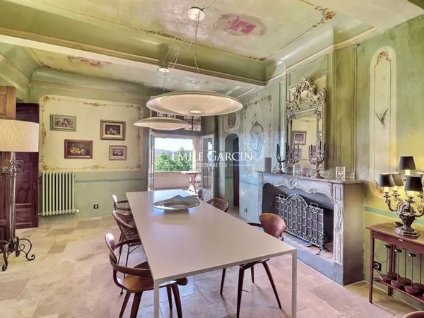 A vendre - Grande demeure historique - au coeur du village de Cadenet