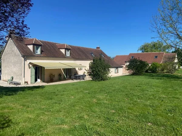 A TOUCY (89130), CHARMANTE MAISON ANCIENNE de 177 m2, le to