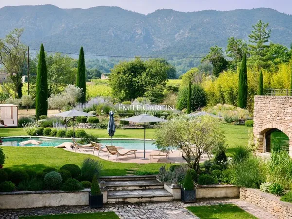 Bastide de prestige en Provence, vue sur le Luberon, piscine ch