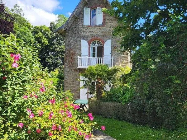 Maison avec gite et terrain près d Avranches Ref 50-381