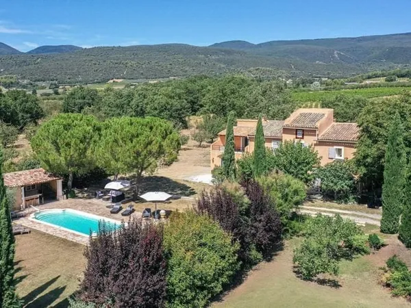 Luberon ancienne bergerie restaurée- Calme- vue - et Luberon