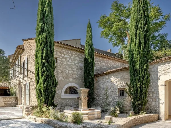 EXCLUSIVITÉ - EYGALIÈRES - MAS AUTHENTIQUE DU XVIIIe SIÈCLE DE 350 m2, 6 chambres