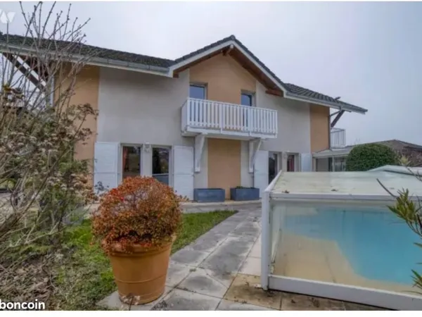 À louer villa de standing meublée avec piscine