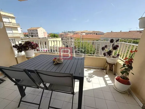 SUPERBE 2 P. ANTIBES CENTRE VILLE - VUE DEGAGEE