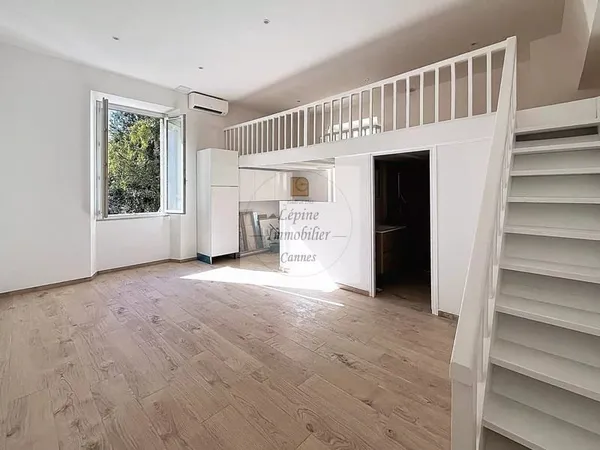 Cannes, Bas Carnot, Studio avec mezzanine, refait à neuf.