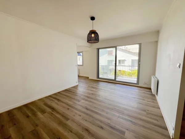 La Baule Escoublac Deux pièces avec balcon, cave et garage à proximité immédiate de la gare et à 10 
