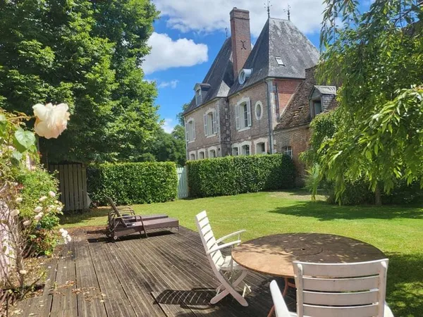Aile de château à vendre en Sologne avec un jardin privatif et une piscine dans un parc arboré de 23